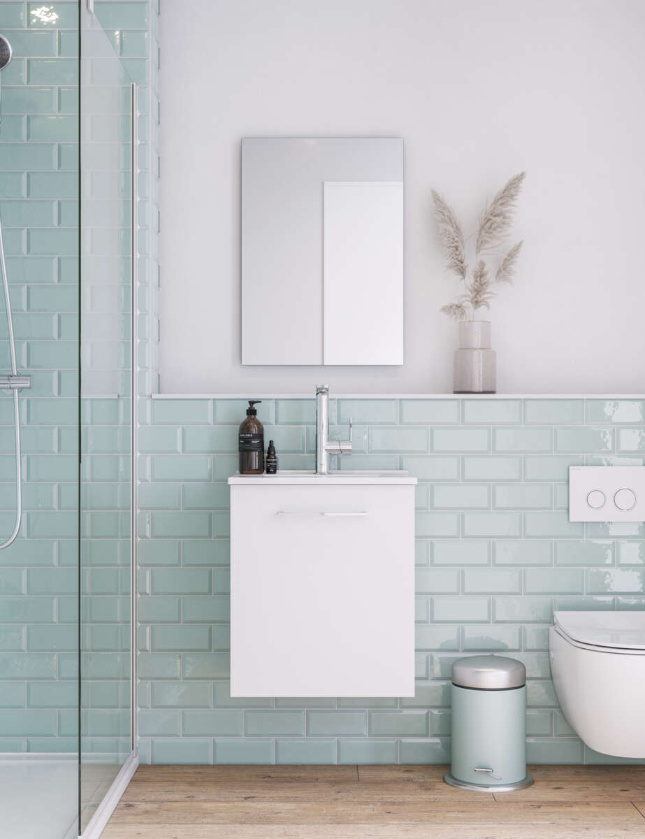 Bianca baderomsinnredning med dør og speil