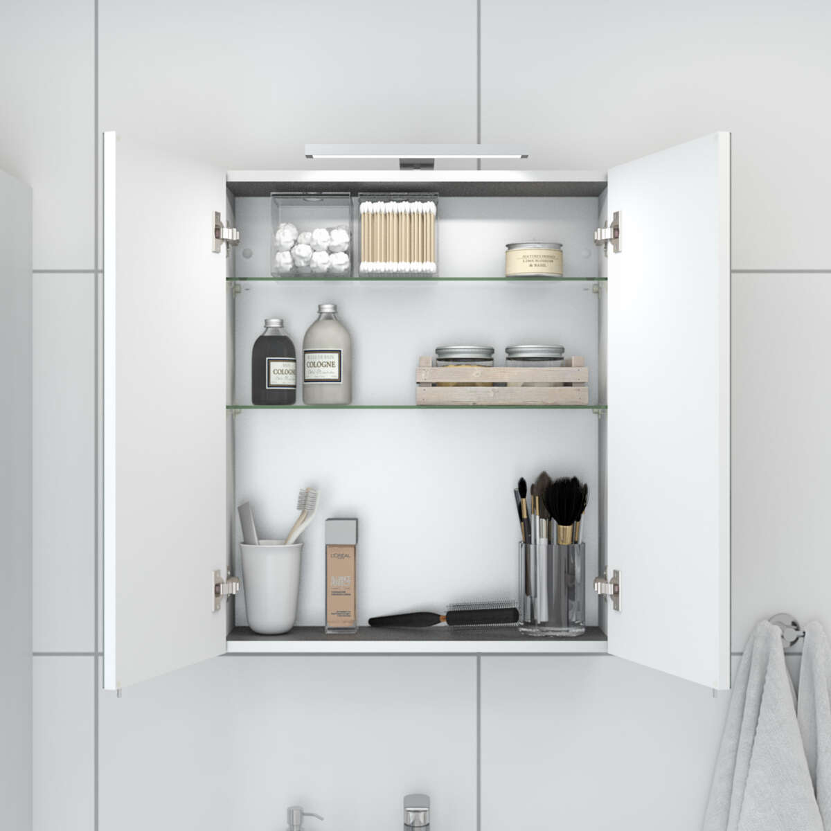 Bianca baderomsinnredning med speilskap