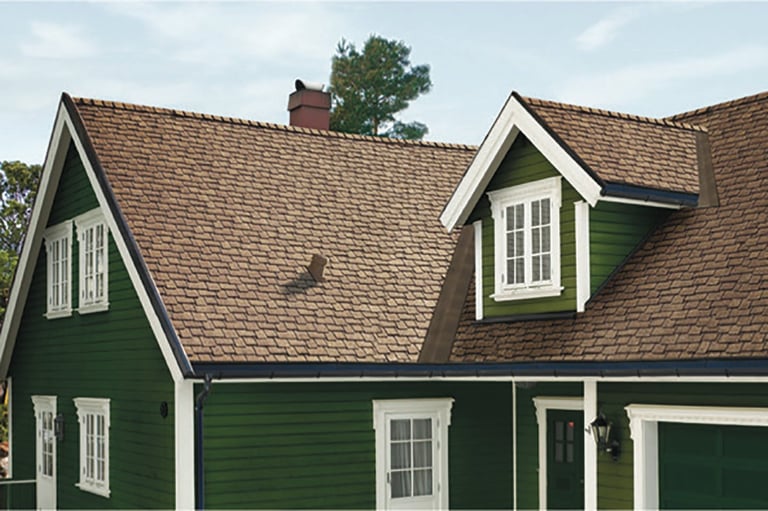 Takshingel gir huset et klassisk uttrykk og beskytter samtidig godt mot vær og vind.