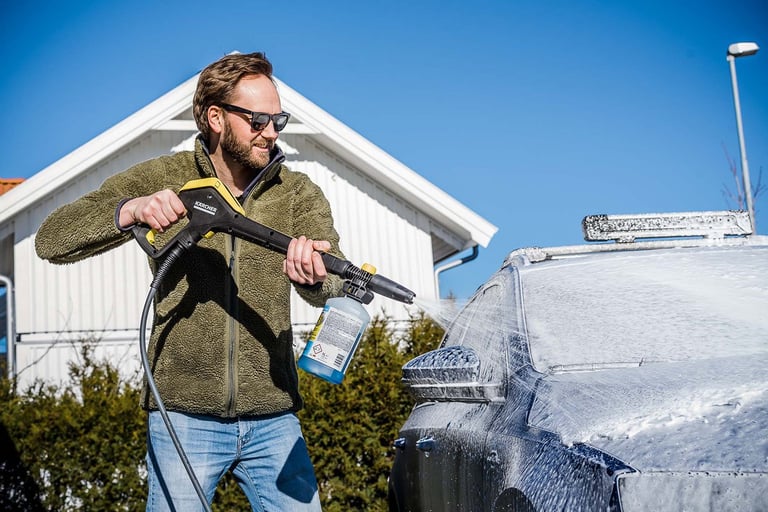 Slik vasker du bilen effektivt hjemme