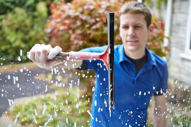 Riktig utstyr og teknikk gir deg skinnende rene vinduer – raskt og enkelt.