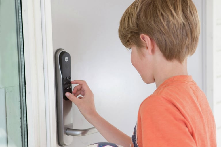 Dørlåsen gir Mariann beskjed når barna er hjemme