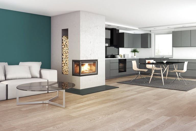 Moderne stue og kjøkken med en innebygget vedovn i veggen, ild synlig gjennom glassrute.