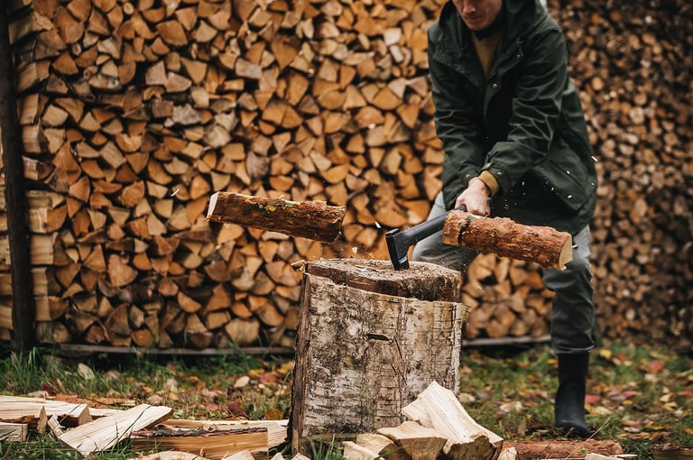 Hold varmen og spar penger i vinter: Slik kløyver du veden selv