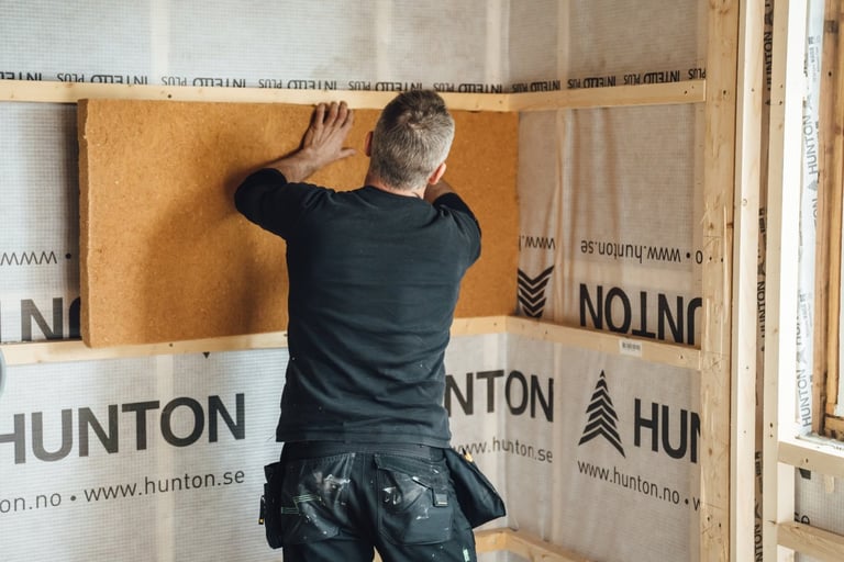 Hunton trefiberisolasjon monteres i vegg – en miljøvennlig og effektiv løsning for naturlig isolasjon.