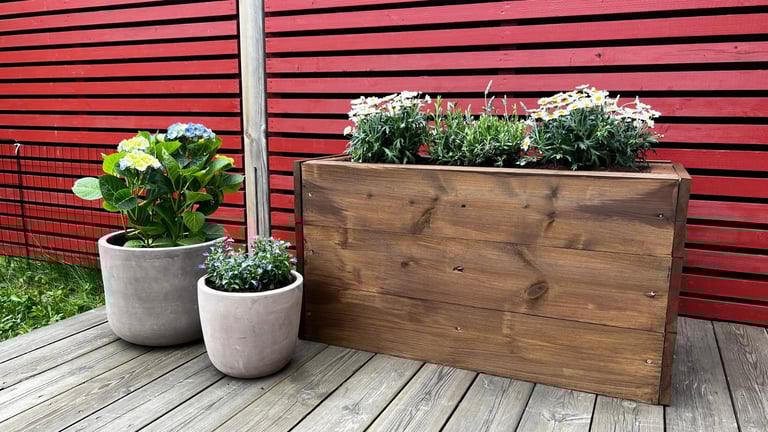 Bygg en solid og dekorativ blomsterkasse som passer perfekt på terrassen eller i hagen.