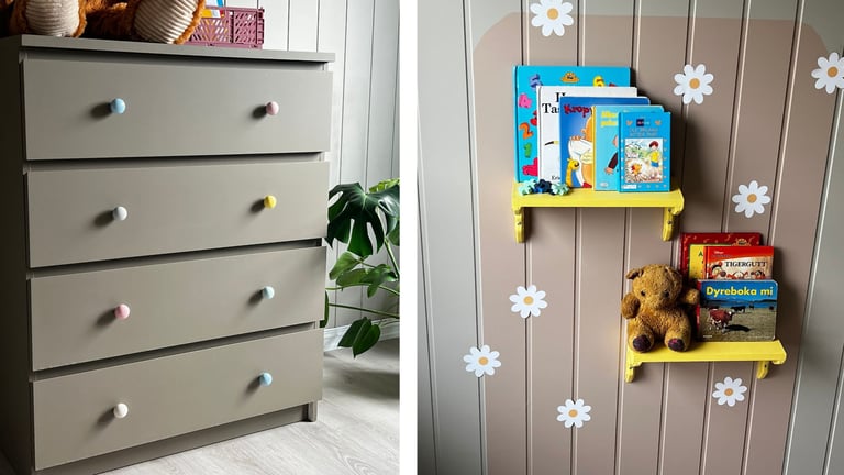 Barnevegg med panel, dekorert med malte blomster, to gule hyller med barnebøker og en teddybjørn.