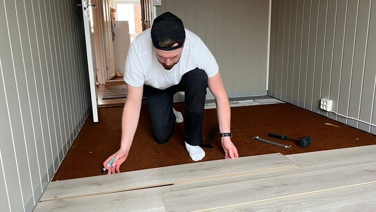 Nytt laminatgulv legges i et rom