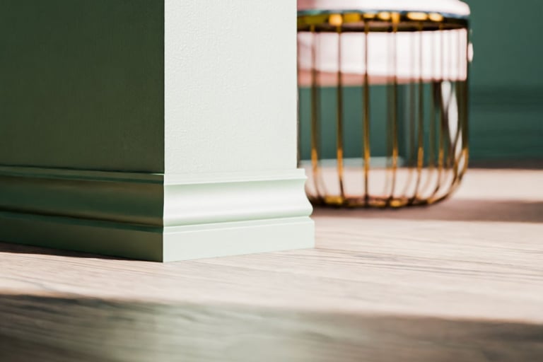 Lister gir en elegant overgang mellom vegg og gulv, og bidrar til å fullføre uttrykket i rommet.