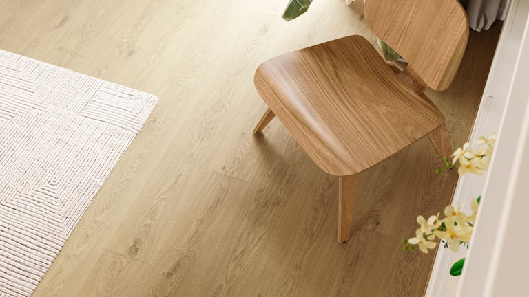 Varme tresorter og myke former gir rommet et naturlig og avslappet uttrykk