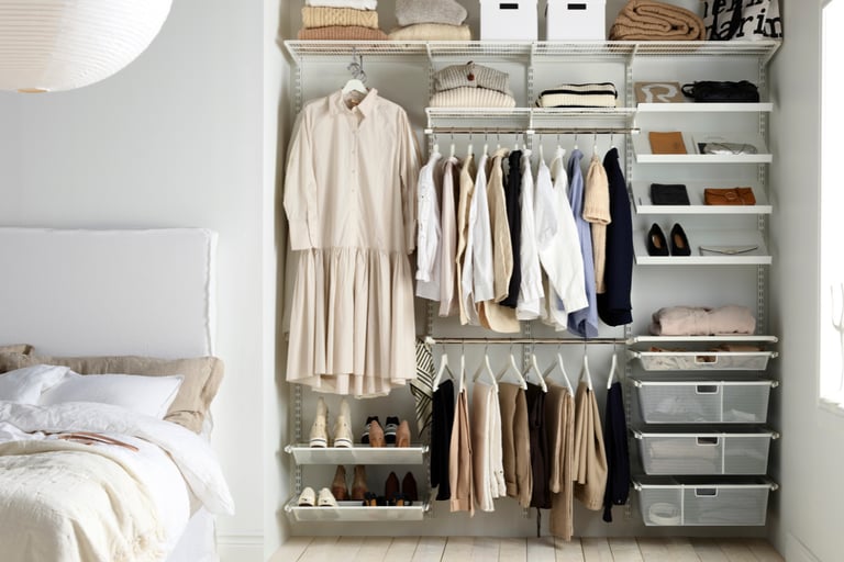 En garderobeløsning med åpne hyller og sesongbasert organisering gir god oversikt og enklere hverdager.