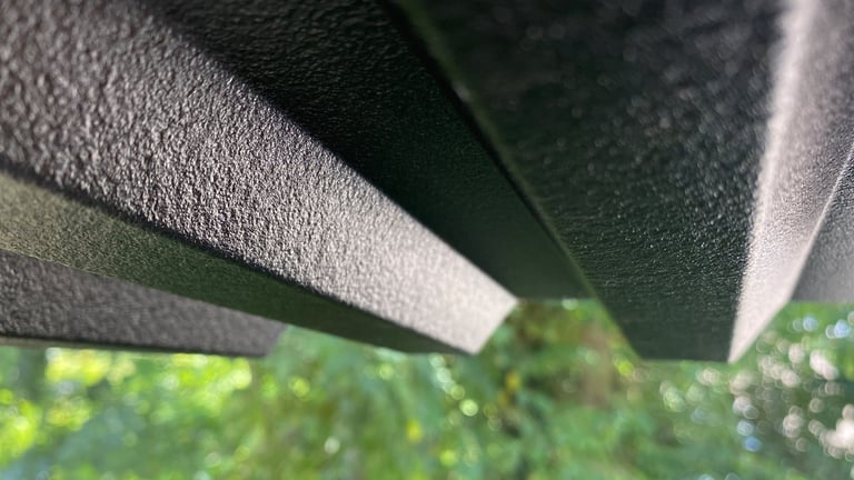 Svalt og bærekraftig – svart trapes-tak uten lysinnslipp