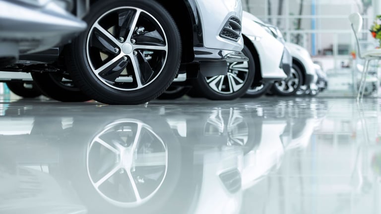 Nærbilde av epoxygulv i en garasje