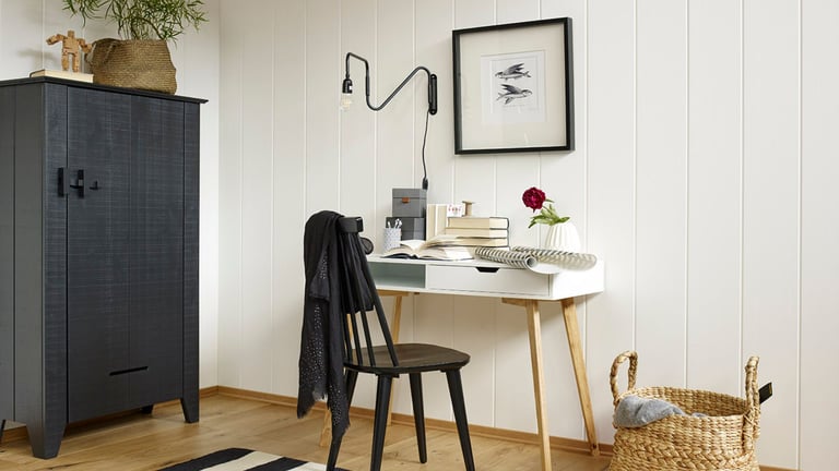 Få et hyggelig soverom med hvite veggplater