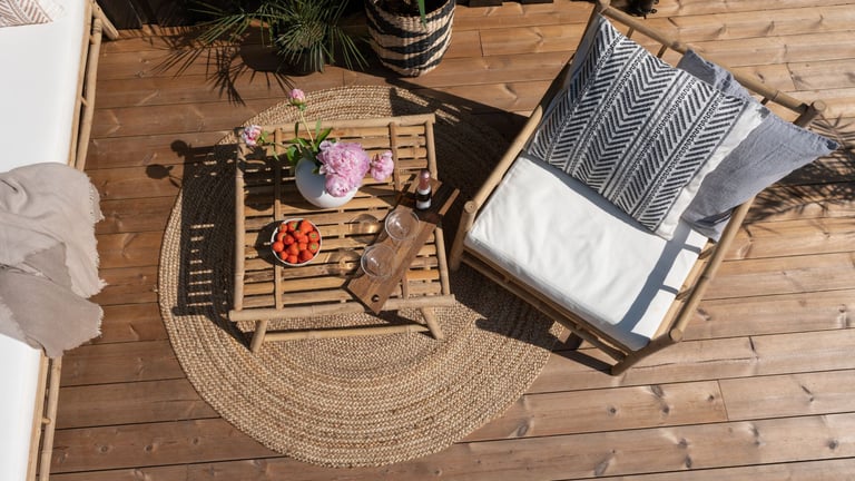 Nyt dagene ute på terrassen. Foto: Moelven