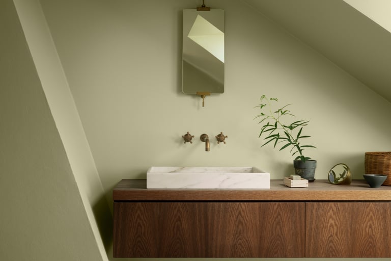 Skap et lunt og moderne bad med matte farger og harmoniske toner.