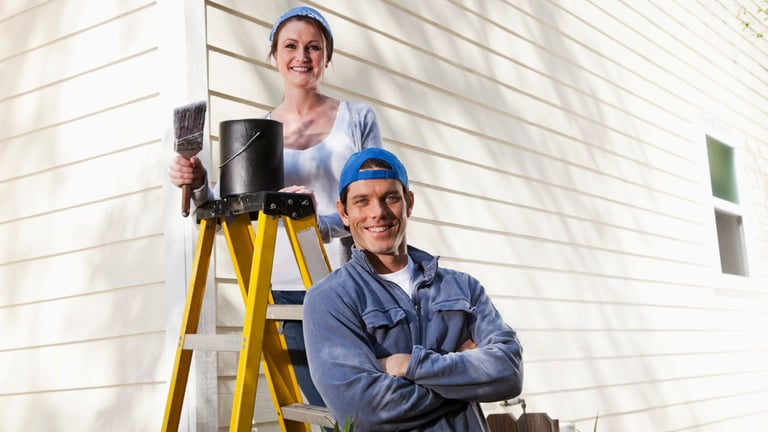 Det er enklere å være to når du skal male huset.