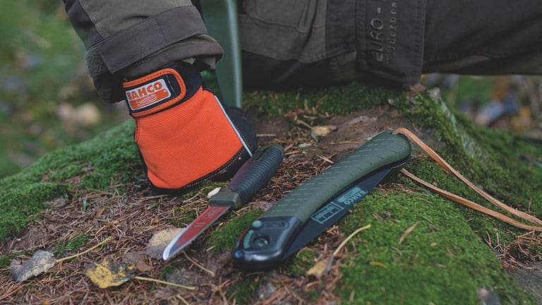 Sammenleggbar turkniv på et liggende tre.