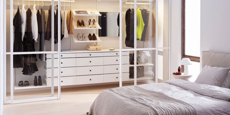 Skyvedører fra Elfa foran en garderobe på soverommet. 