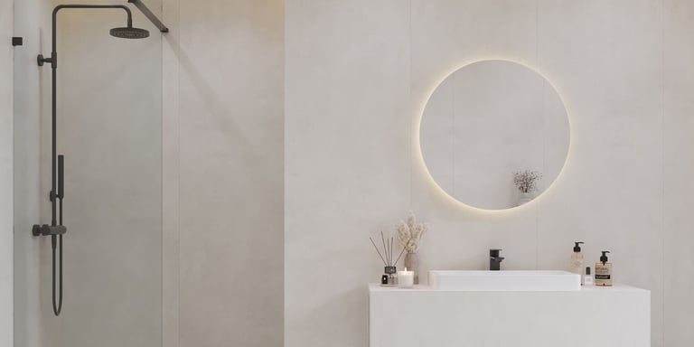 Hvit baderom med dusj, servant med et rundt speil over