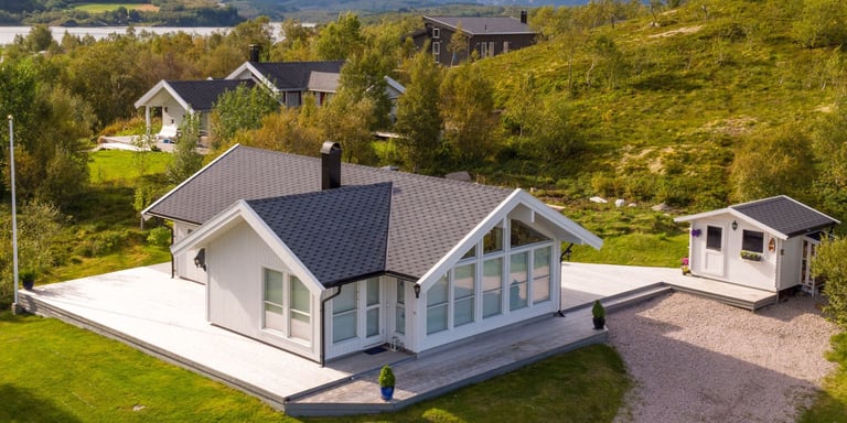 Takshingel gir huset et klassisk uttrykk og beskytter samtidig godt mot vær og vind.