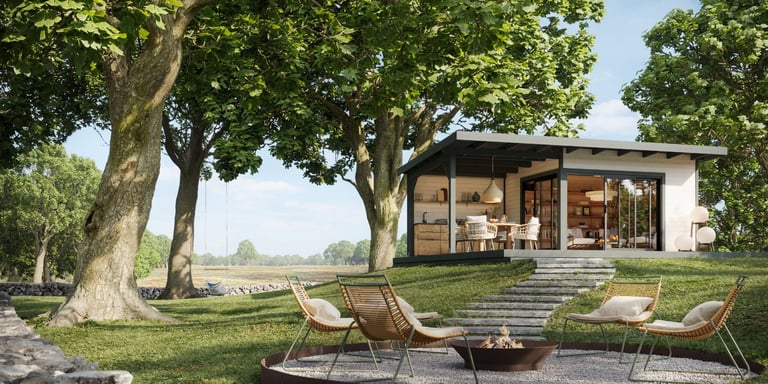 Palmako hagestue i moderne stil. Hagestuen står i en frodig hage med en grillplass foran seg med stoler og bål. Grillplassen er rund og gruslagt.