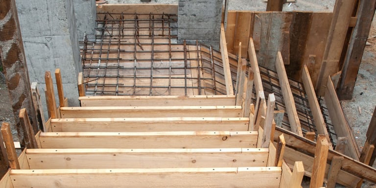 Støping av mur med forskaling og armering utendørs