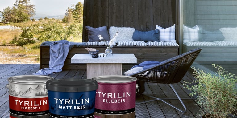 Moderne hytte med mørk beis, et stilrent uttrykk som fremhever arkitekturen.