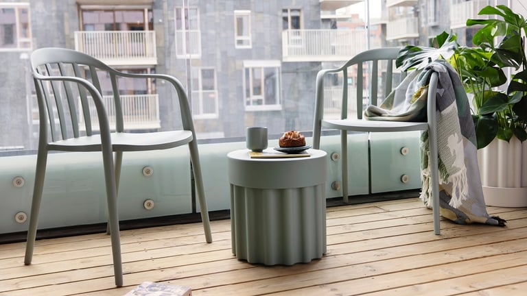 Med små hagemøbler og grønne detaljer kan selv et hjørne bli et hyggelig uterom.