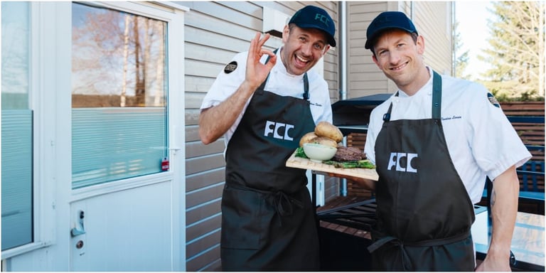 FCC kokker som presenterer mat