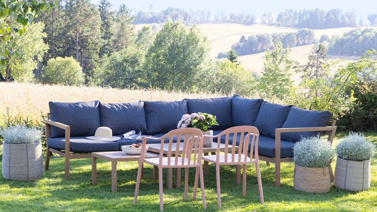 Røst sofa på en gressplen.