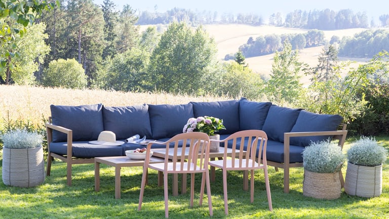 Røst sofa på en gressplen.