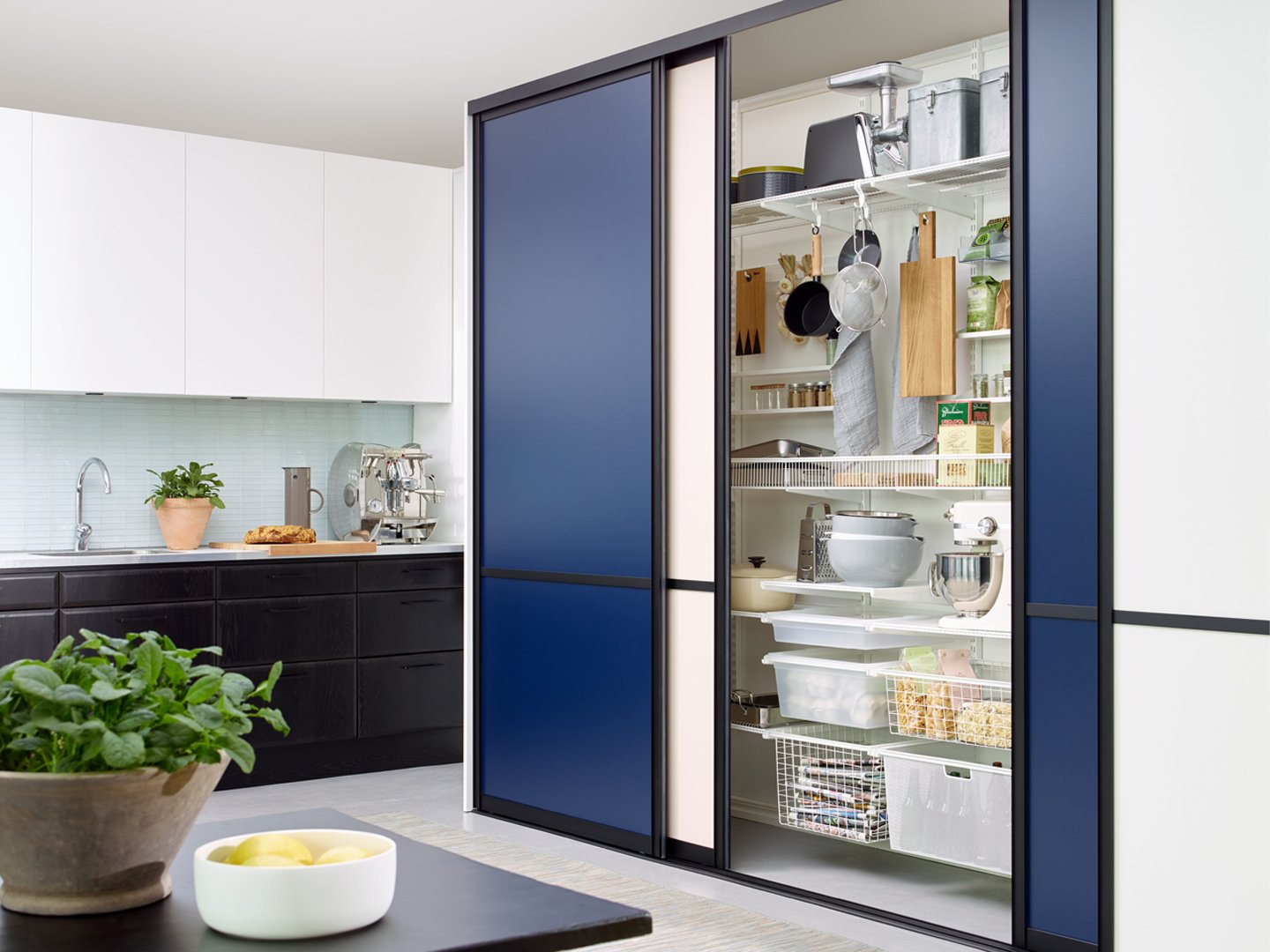 Кухня с раздвижными фасадами. Кухонька шкафы. Кухня с раздвижными дверцами. Кухня с высокими шкафами. Шкаф на кухню.