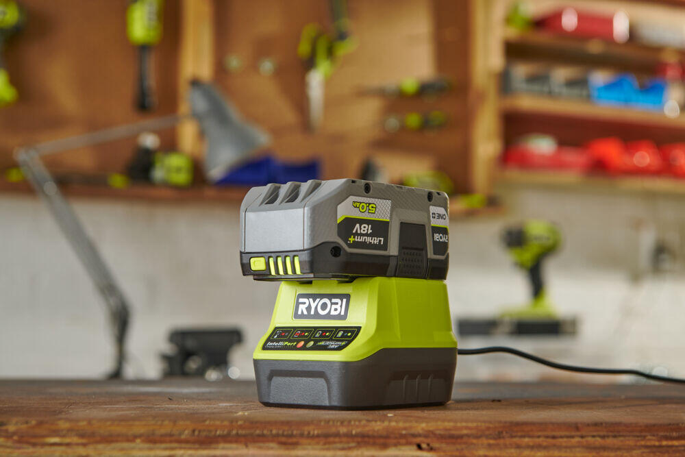 Bilde av Ryobi RC18120-150X 5,0Ah batteri og lader Batteri og lader med et 5.0 Ah 18V Lithium+ batteri og  2.0 Amp/t lader. For alle elverktøy og hagemaskiner i s ONE+system (også eldre modeller).