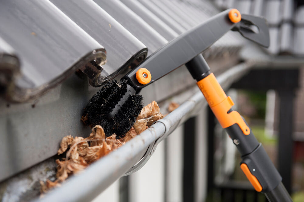 Produkt miniatyrebild Fiskars takrennerenser m/ teleskopskaft