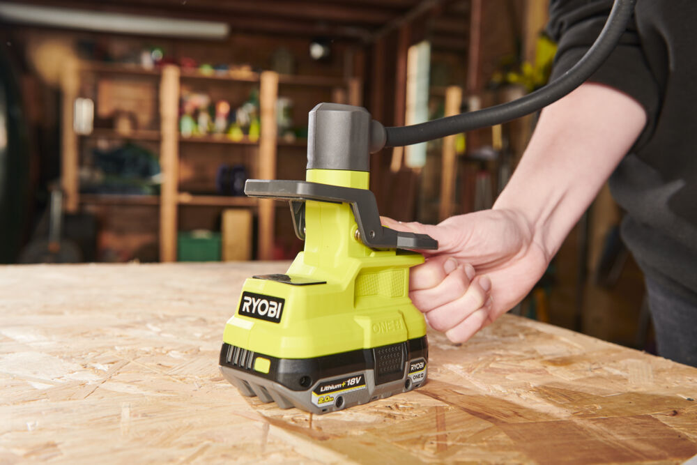 Produkt miniatyrebild Ryobi ONE+  RLCF18-0 Arbeidslampe med klemme