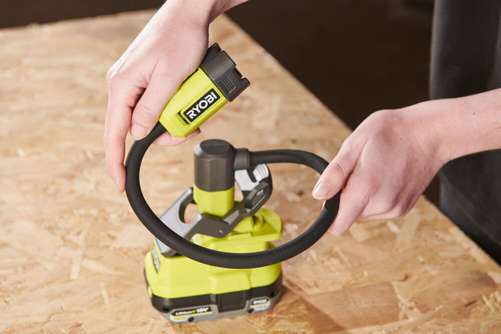 Produkt miniatyrebild Ryobi ONE+  RLCF18-0 Arbeidslampe med klemme