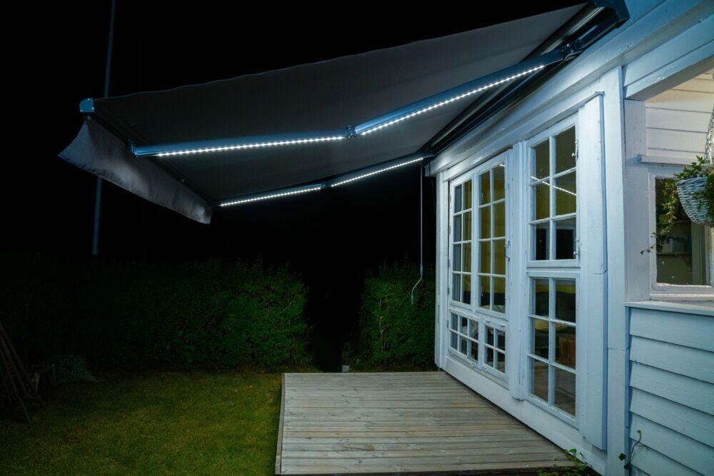Produkt miniatyrebild Terrassemarkise med motor, fjernkontroll, LED-lys og nedtrekksgardin