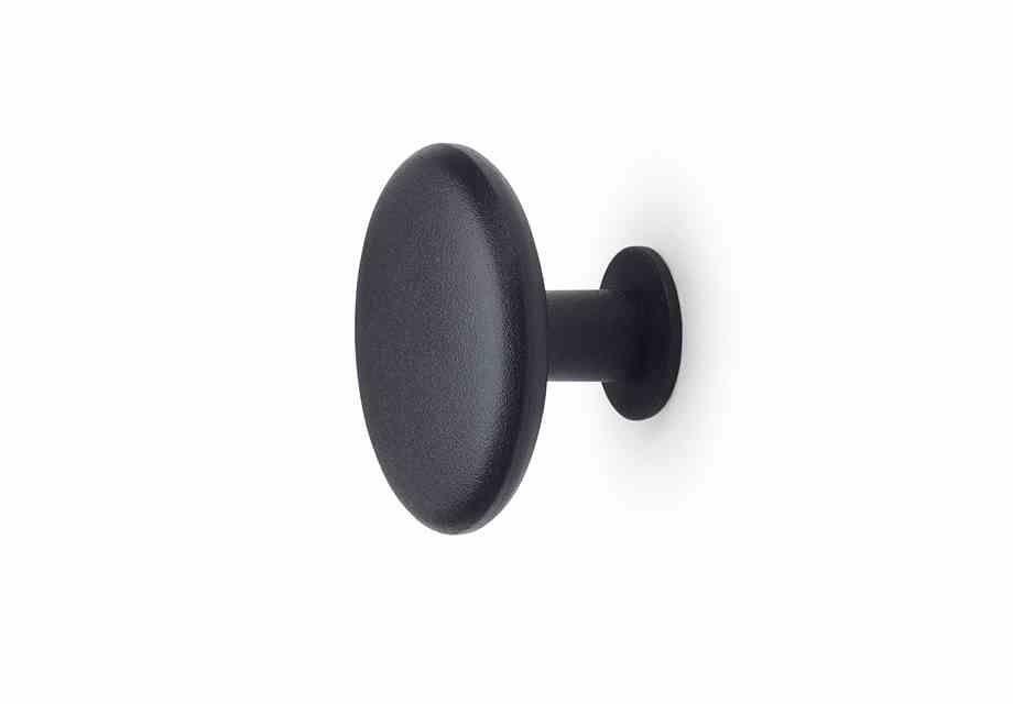 Habo Spot liten krok Sort krok av pulverlakkert stål med skjult innfesting og kan fritt henges opp i ulike mønstre. Diameter 52 mm. 2 kroker pr. pakke.