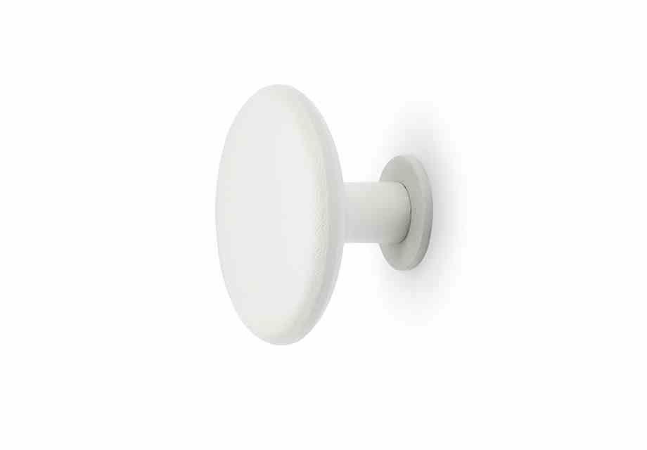 Habo Spot liten krok Hvit krok av pulverlakkert stål med skjult innfesting og kan fritt henges opp i ulike mønstre. Diameter 52 mm. 2 kroker pr. pakke.