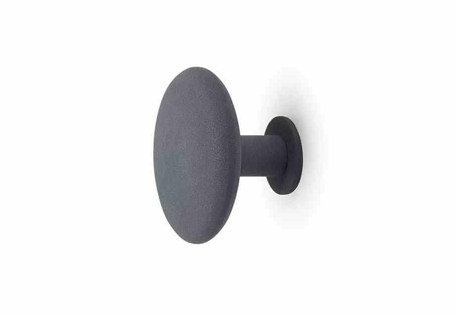 Habo Spot liten krok Grå krok av pulverlakkert stål med skjult innfesting og kan fritt henges opp i ulike mønstre. Diameter 52 mm. 2 kroker pr. pakke.
